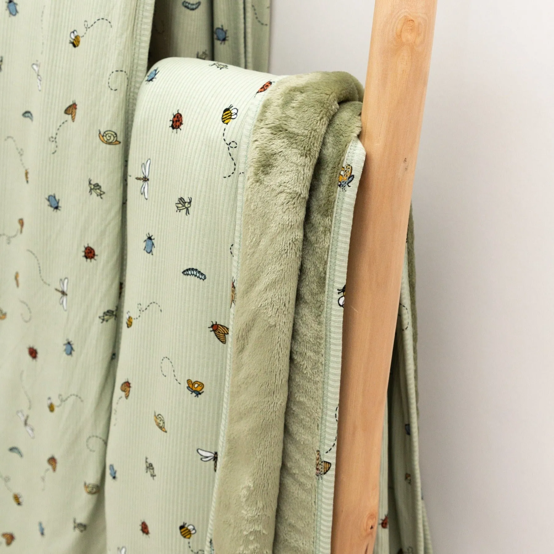 Bugs Small Ribbed Youth Blanket